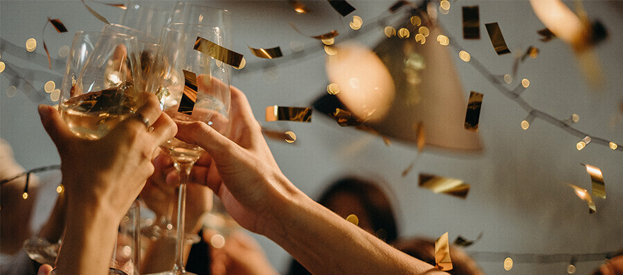 Mains qui trinquent avec des verres de champagne