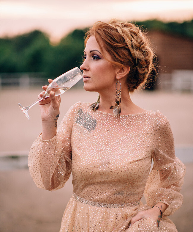 Femme buvant du champagne à une réception